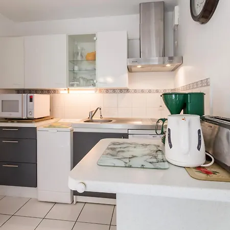 Calme Proche Avec Terrasse Sud, Parking Securise Et Equipements Complets - Fr-1-306-909 公寓