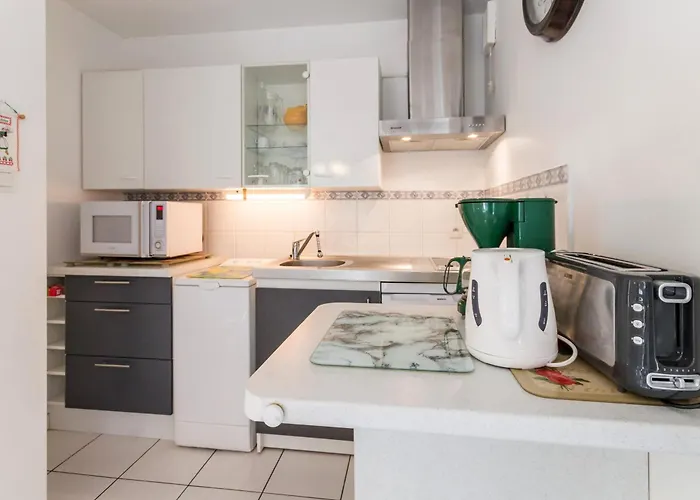 Calme Proche Avec Terrasse Sud, Parking Securise Et Equipements Complets - Fr-1-306-909 Apartman